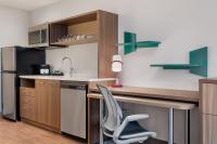 Home2 Suites By Hilton Houston Downtown Convention Centerにあるキッチンまたは簡易キッチン
