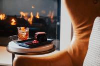 una persona sentada en una silla con un pastel y una bebida en The Harpeth Franklin Downtown, Curio Collection by Hilton, en Franklin