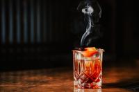 Un vaso lleno de humo con una bebida. en The Harpeth Franklin Downtown, Curio Collection by Hilton, en Franklin