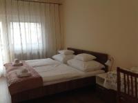 Łóżko lub łóżka w pokoju w obiekcie Jókai Apartmanház