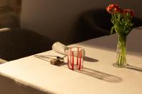 een tafel met een vaas met bloemen en een kaars bij Corte Impero Hotel & Restaurant in Affi