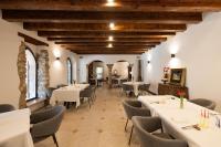 een eetkamer met witte tafels en stoelen bij Corte Impero Hotel & Restaurant in Affi