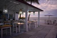een restaurant op het strand met tafels en parasols bij Puerto Palos in Puerto Máncora