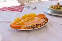 een bord voedsel op een tafel met een bord voedsel bij Puerto Palos in Puerto Máncora