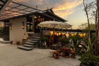 un edificio con una escalera y una sombrilla en GreenOriental Resort, en La Vega