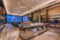 um átrio do hotel com um bar e um restaurante em Yangjiang Jiangcheng Jinshang Road Orange Crystal Hotel em Yangjiang