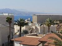 Blick auf eine Stadt mit Gebäuden und Palmen in der Unterkunft shohamseaview in Eilat