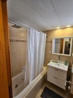 Ein Badezimmer in der Unterkunft shohamseaview