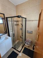 Ein Badezimmer in der Unterkunft shohamseaview