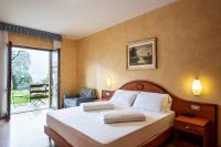 A bed or beds in a room at Hotel Caravel