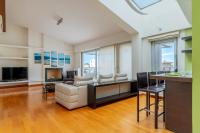 Televízia a/alebo spoločenská miestnosť v ubytovaní Elvita Athens Sea View Maisonette