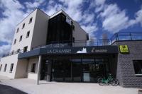 un bâtiment avec un vélo garé devant lui dans l&#39;établissement Logis hôtel - La Chambre D&#39;Amiens, à Amiens