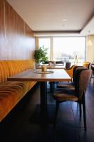 ein Esszimmer mit Tisch und Couch in der Unterkunft Palazzo Apartments in Rimavská Sobota