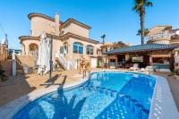 Bazén v ubytovaní 2 Apts in Villa Sun and Happiness alebo v jeho blízkosti