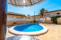 Bazén v ubytovaní 2 Apts in Villa Sun and Happiness alebo v jeho blízkosti