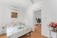 Posteľ alebo postele v izbe v ubytovaní 2 Apts in Villa Sun and Happiness