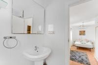 Posteľ alebo postele v izbe v ubytovaní 2 Apts in Villa Sun and Happiness