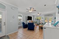 eine Küche und ein Wohnzimmer mit einem Deckenventilator in der Unterkunft Sweet &#39;N Salty Private Gated Beach Heated Pool in Destin