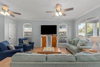 ein Wohnzimmer mit Couch und Flachbildfernseher in der Unterkunft Sweet &#39;N Salty Private Gated Beach Heated Pool in Destin
