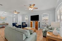 ein Wohnzimmer mit Couch und Fernseher in der Unterkunft Sweet &#39;N Salty Private Gated Beach Heated Pool in Destin