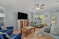 ein Wohnzimmer mit Sofas und einem Flachbildfernseher in der Unterkunft Sweet &#39;N Salty Private Gated Beach Heated Pool in Destin
