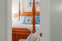 Ein Bett oder Betten in einem Zimmer der Unterkunft Sweet &#39;N Salty Private Gated Beach Heated Pool