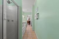 Ein Badezimmer in der Unterkunft Sweet &#39;N Salty Private Gated Beach Heated Pool