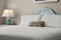 Ein Bett oder Betten in einem Zimmer der Unterkunft Sweet &#39;N Salty Private Gated Beach Heated Pool