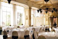 sala bankietowa z białymi stołami i krzesłami w obiekcie Hotel Regina Palace w mieście Stresa