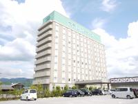 彦根市にあるホテルルートイン彦根の上に看板がある大きな白い建物