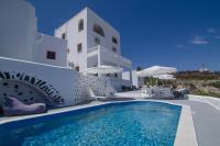 una piscina frente a un edificio blanco en Belle Etoile Villas, en Imerovigli