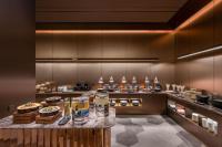 uma cozinha com um balcão com comida em Orange Crystal Hotel MixC Shantou East Coast em Shantou