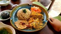 um prato de alimentos com arroz, carne e produtos hortícolas em Yên homestay em Hoi An
