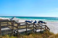 ein Strand mit einigen Liegen und Sonnenschirmen am Strand in der Unterkunft Beachy Keen in Destin