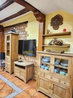 Televízia a/alebo spoločenská miestnosť v ubytovaní Casa Rural El Campanario