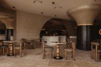 Seaside A Lifestyle Resort - Adults Only في أغيا بيلاغيا: مطعم بطاولات وكراسي في الغرفة