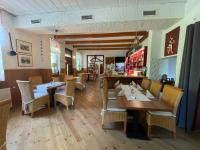 een eetkamer met tafels en stoelen in een restaurant bij Gasthaus Bellevue in Wandlitz