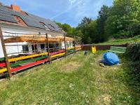 een gebouw met een trein op het gras naast een huis bij Gasthaus Bellevue in Wandlitz