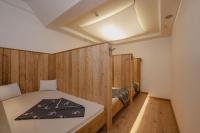 A bed or beds in a room at Felsners Hotel & Restaurant