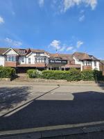 ルートンにあるOYO The Luton Hotelの大きな建物前の空き道