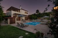 Bazén v ubytovaní Exclusive Crete Villa Villa Citrus 3 Bedroom Private Pool Rethymnon alebo v jeho blízkosti