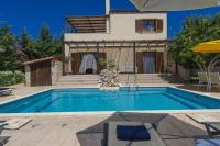 Bazén v ubytovaní Exclusive Crete Villa Villa Citrus 3 Bedroom Private Pool Rethymnon alebo v jeho blízkosti