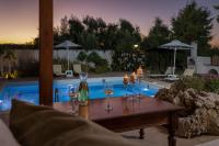 Bazén v ubytovaní Exclusive Crete Villa Villa Citrus 3 Bedroom Private Pool Rethymnon alebo v jeho blízkosti
