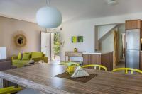 Kuchyňa alebo kuchynka v ubytovaní Deluxe Kefalonia Apartment Apartment Hibiscus 3 Bedroom Pool Karavomilos