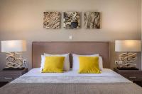 Posteľ alebo postele v izbe v ubytovaní Deluxe Kefalonia Apartment Apartment Hibiscus 3 Bedroom Pool Karavomilos