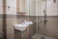 Kúpeľňa v ubytovaní Deluxe Kefalonia Apartment Apartment Hibiscus 3 Bedroom Pool Karavomilos
