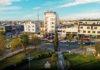 una vista aérea de una ciudad con aparcamiento en Vote Hotel 1, en Erbil