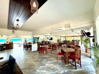 Un comedor con mesas y sillas en un restaurante. en Assagao Serenity Newly Renovated, en Assagao