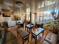 ラパスにあるClub Spaのリビングルーム(テーブル、椅子、ソファ付)