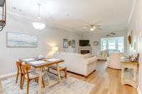 ein Wohnzimmer mit Tisch und Couch in der Unterkunft Less Than 2 Mi to Beach Savannah Shores Resort Condo! in Myrtle Beach